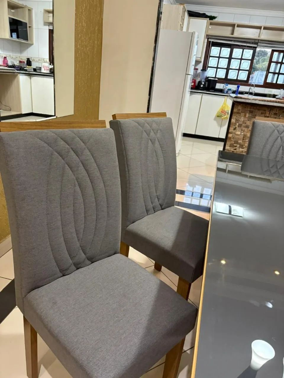 MESA JANTAR , TAMPO DE VIDRO COMPLETA , NOVISSIMA , CADEIRAS ESTOFADAS  - Foto 3