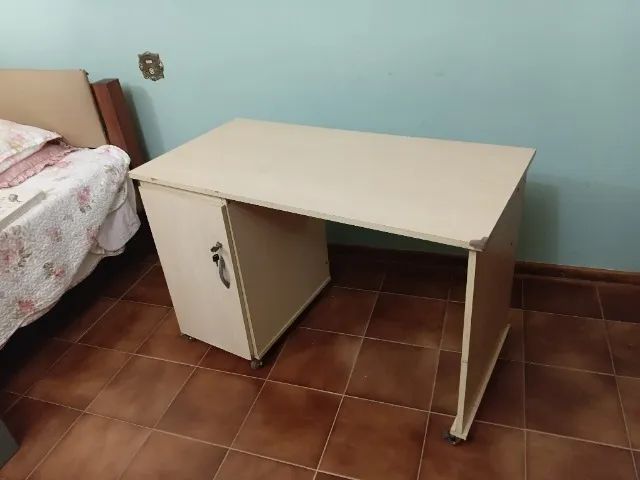Mesa de escritorio com armário 