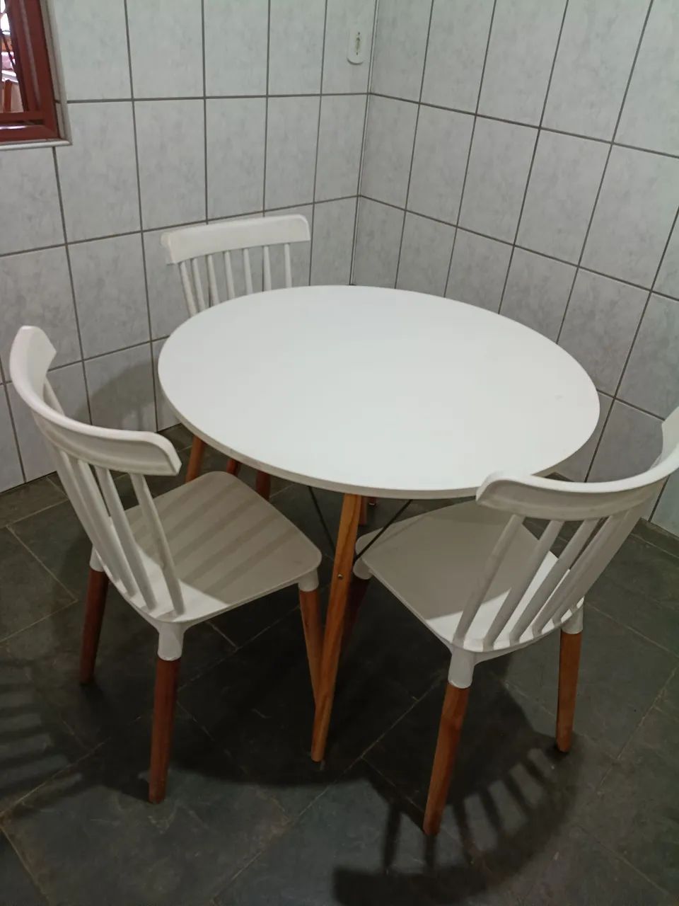 Mesa de jantas redonda com 3 cadeiras