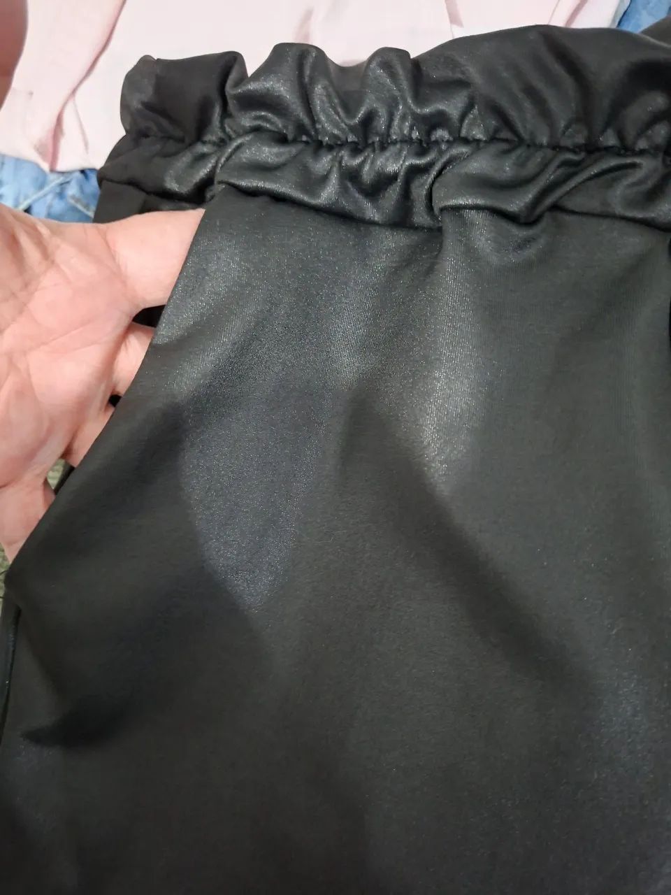 CALÇA QUE IMITA COURO   NOVA E CONFORTÁVEL  - Foto 4