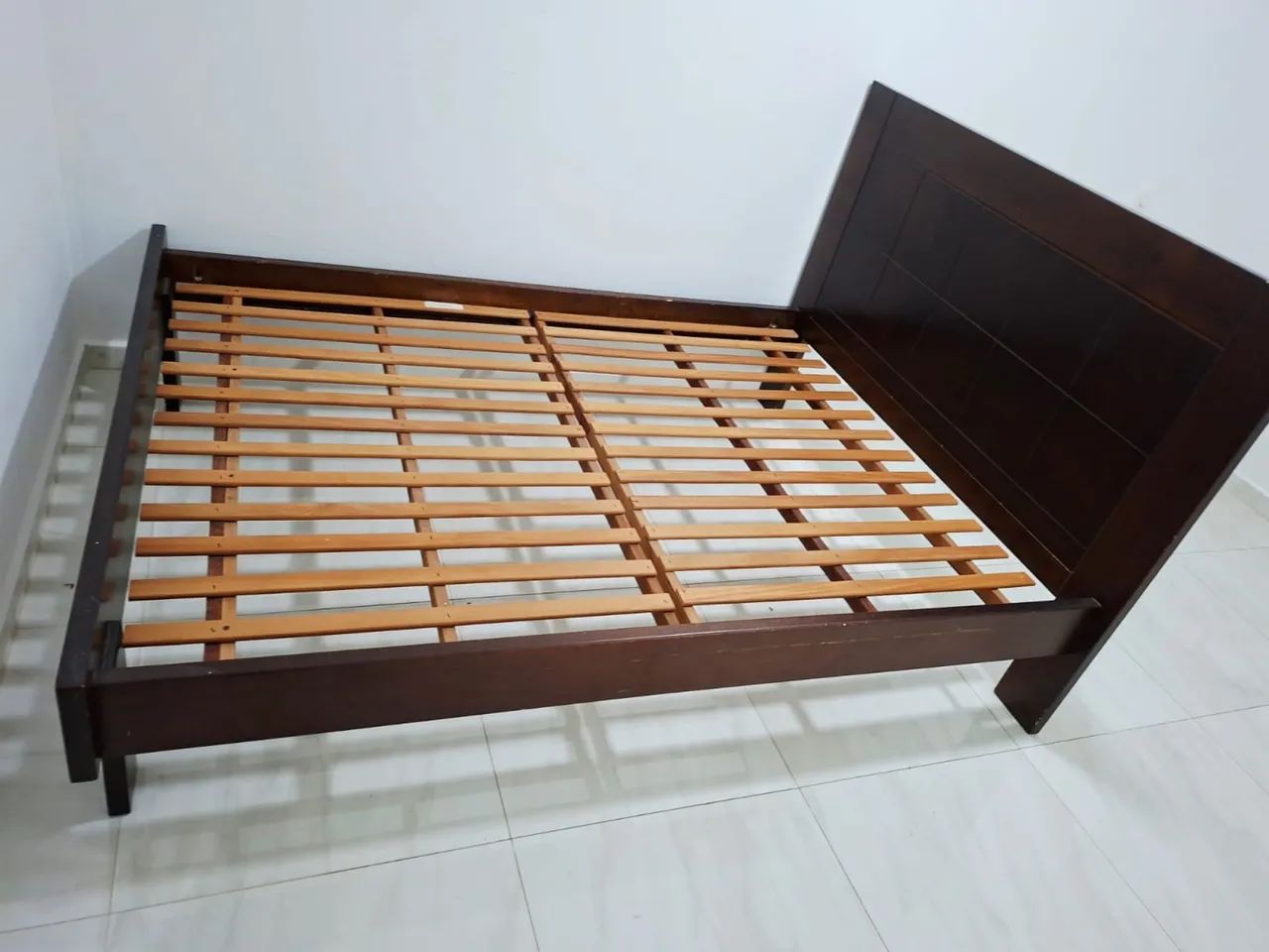 Cama de madeira maciça 