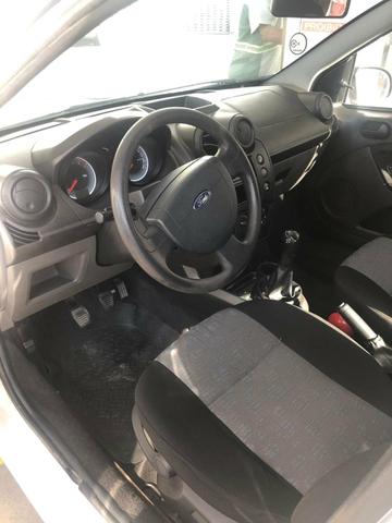 Carro Ford Fiesta branco - Foto 2