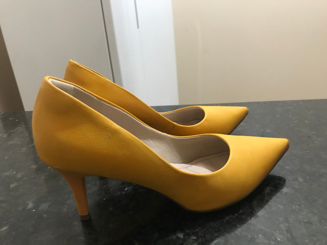 scarpin cor mostarda