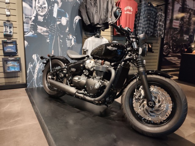 TRIUMPH BONNEVILLE BOBBER BLACK 1200CC