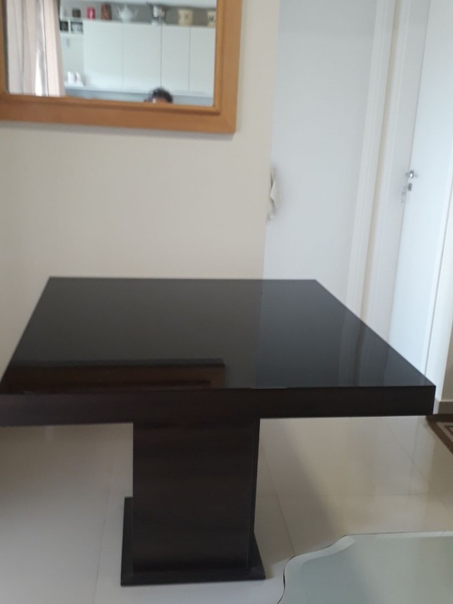 Vendo mesa tampo  vidro preto quadrado com base em madeira   - Foto 4