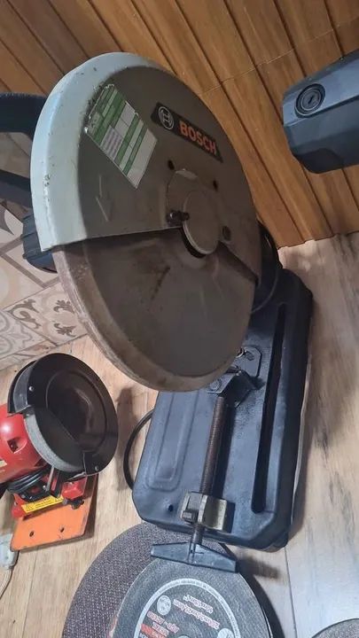  Vendo 2 policorte 220V bosch e makita com 15 discos para empresas serralheiro, trabalhos  - Foto 5