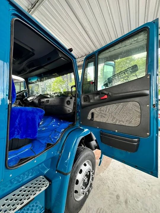 Mercedes Benz Atron 2324 ano 2014 no chassi - Foto 6