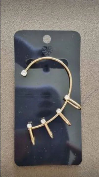 Brinco de cartilagem com zircônias