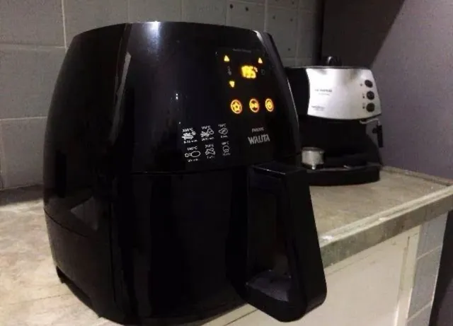 Fritadeira Airfryer Conectada Série 5000, Walita, Preta, 4.1L de  capacidade, 220V, 1400W - RI9255/80 : : Cozinha