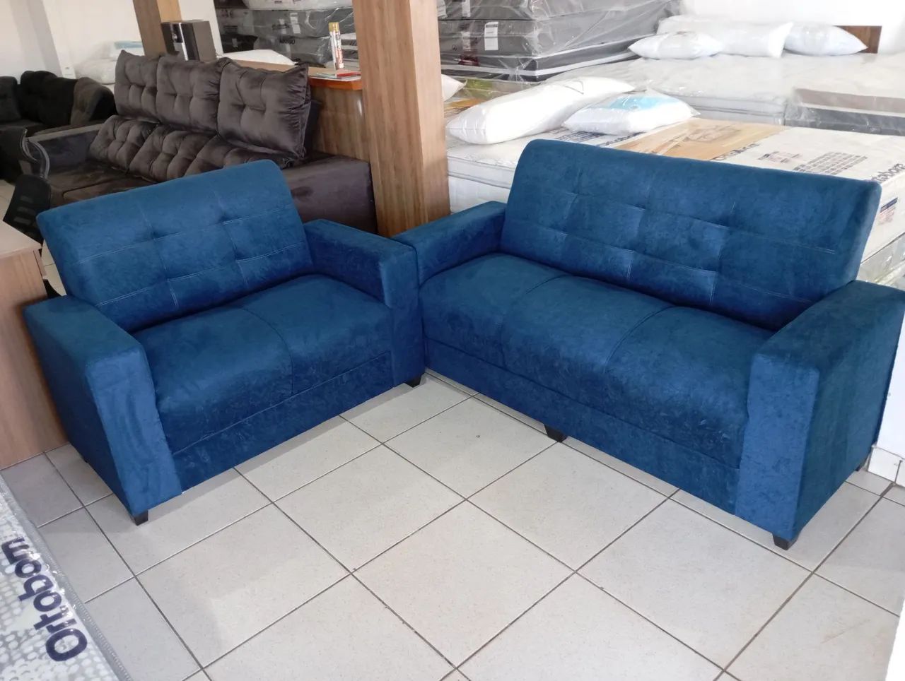 Sofá 3 e 2 lugares.