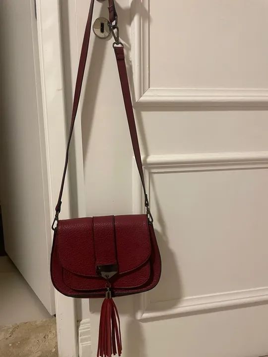 Duas bolsas em verniz da schutz e outra bolsa de outra marca, na cor vinho - Foto 3