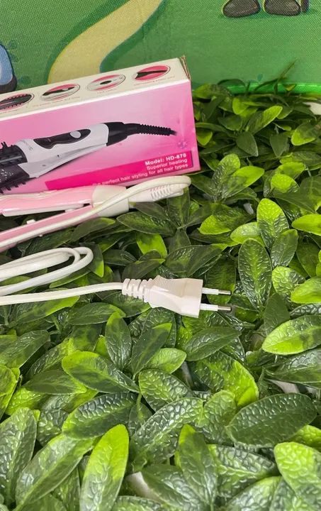 Mini Escova enrola cabelo chapinha alisadora 2 em 1 bivolt portatil - Foto 2