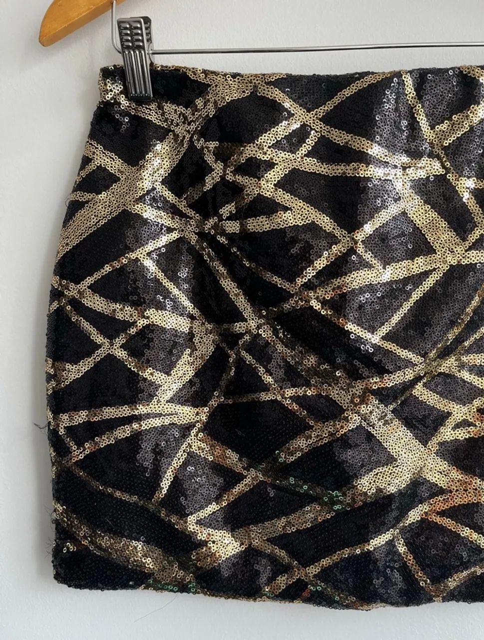 Saia curta com mini paetês preto e dourado - P - Foto 4