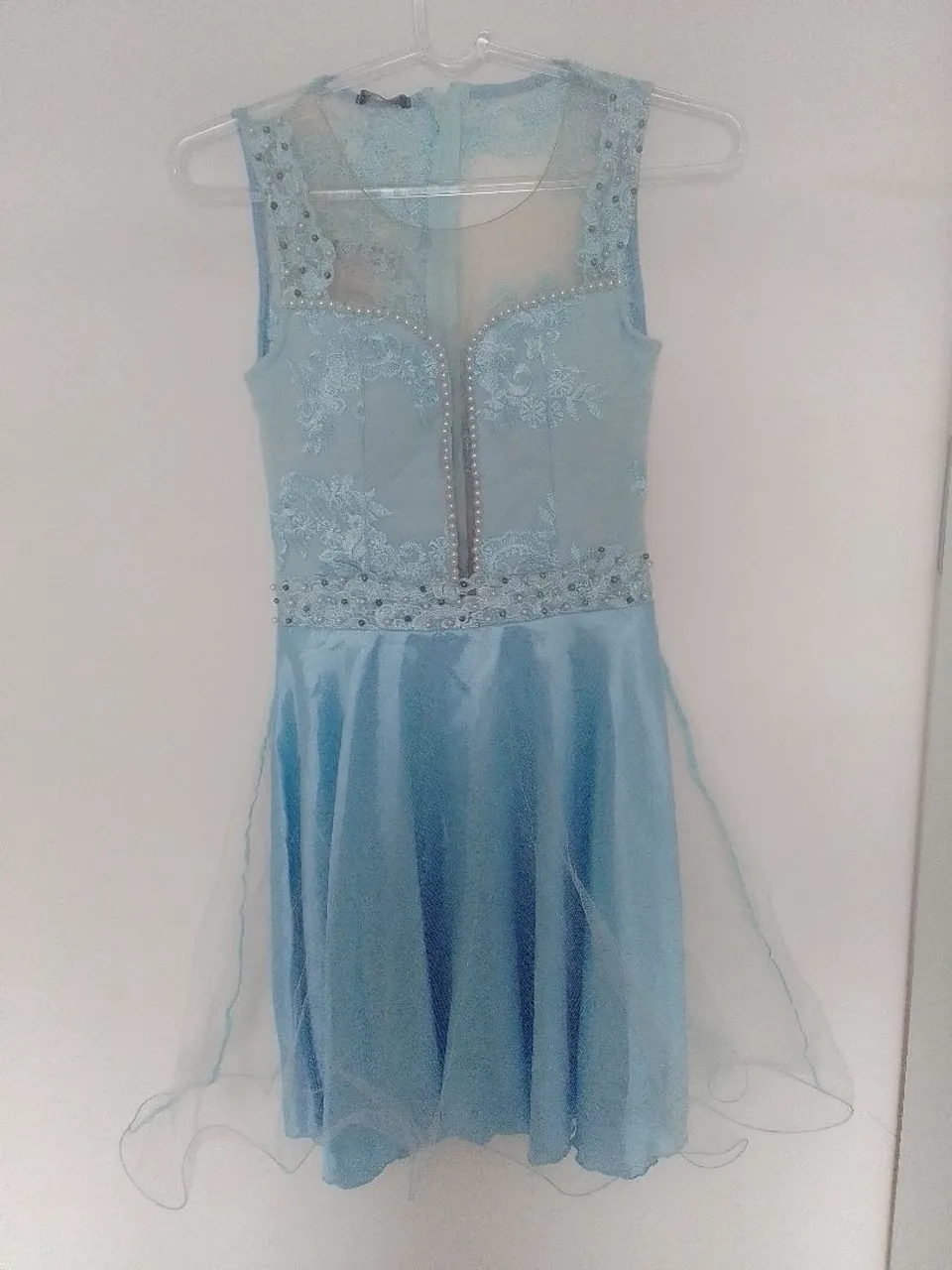 Vestido de festa azul claro com detalhes em renda e pérolas