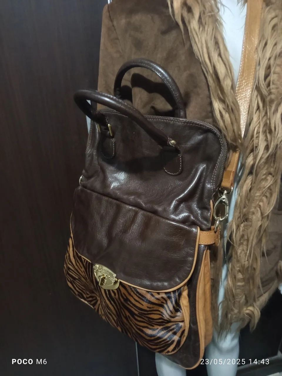 Bolsa de Couro com Detalhes Animal Print