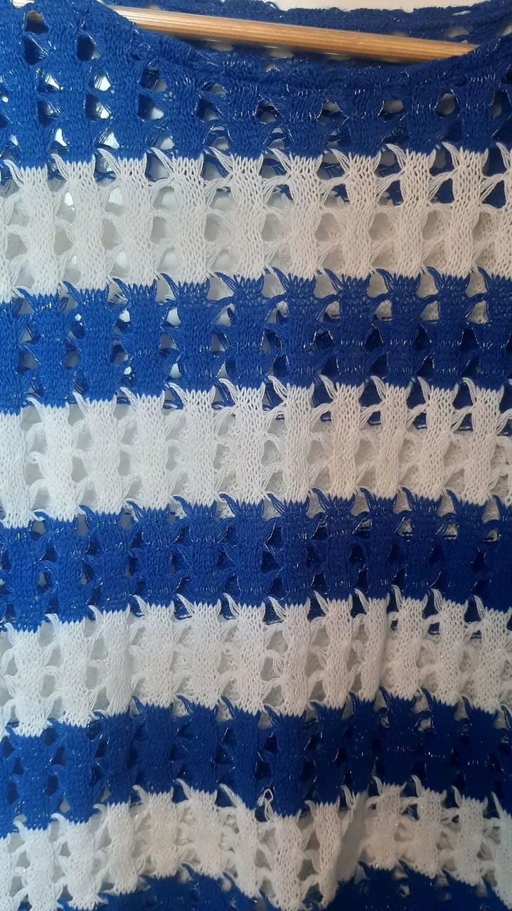 Blusa de crochê listrada azul e branca - Foto 4