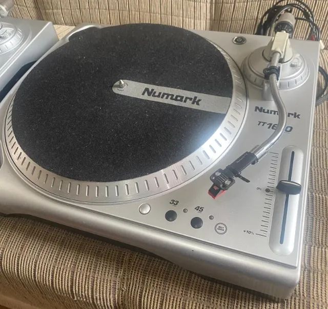 Numark TT1610 ターンテーブル シルバー Numark TT1610 ターンテーブル シルバー Par de Toca Discos Numark