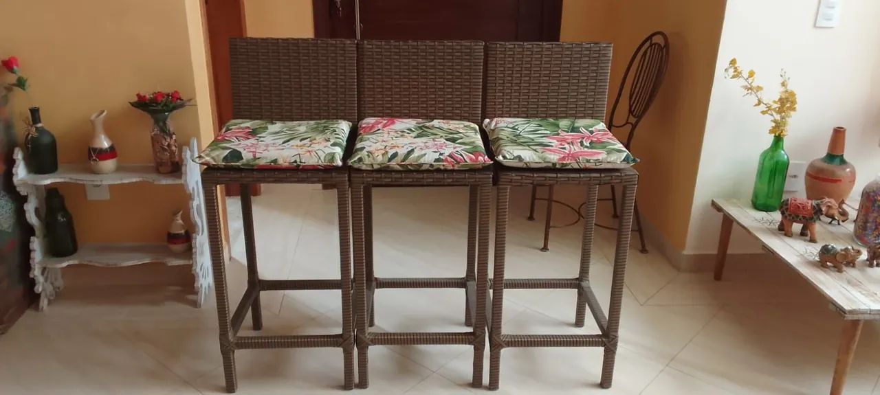 Banquetas em vime sintético semi novas.