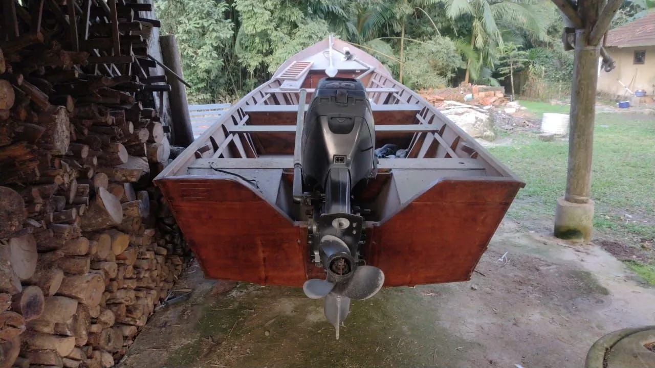 Barco com motor Suzuki 40hp
