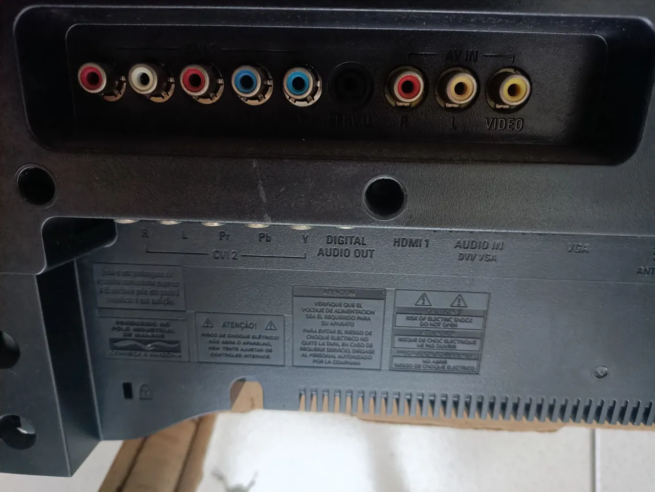 TV com entradas AV e HDMI