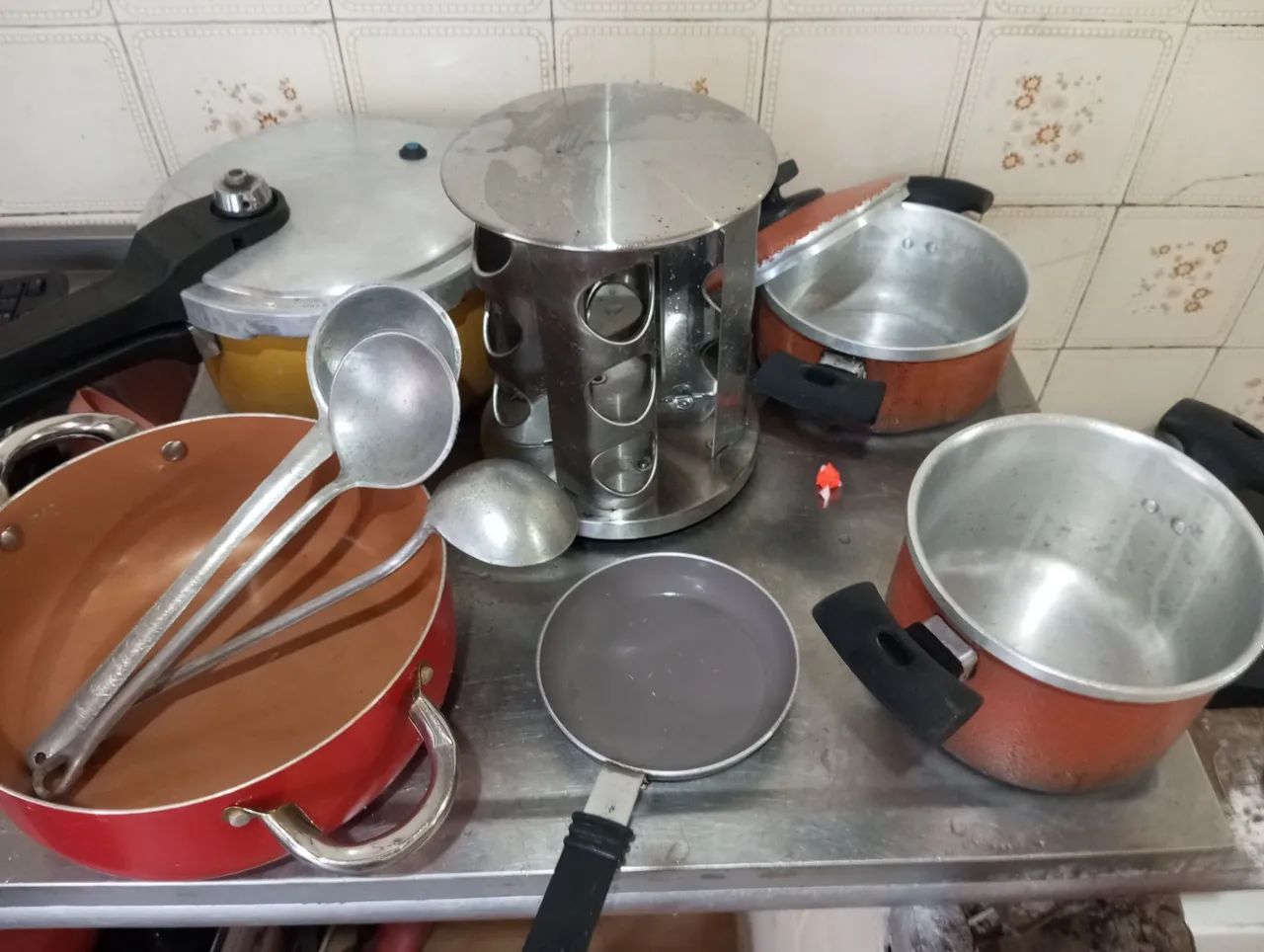Conjunto de panelas e utensílios para cozinha
