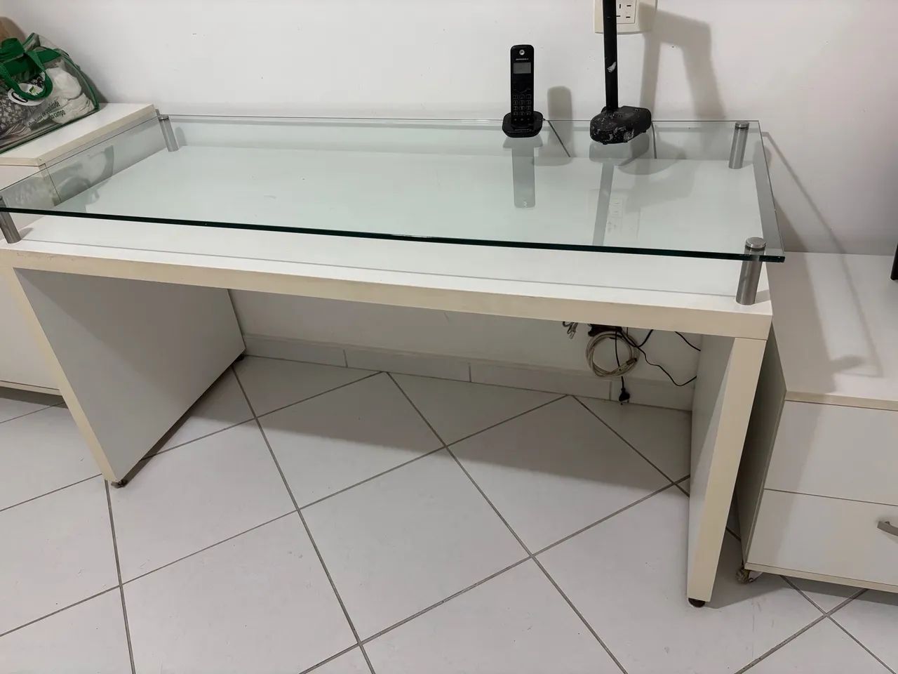 Escrivaninha com Tampo de Vidro e Design Moderno