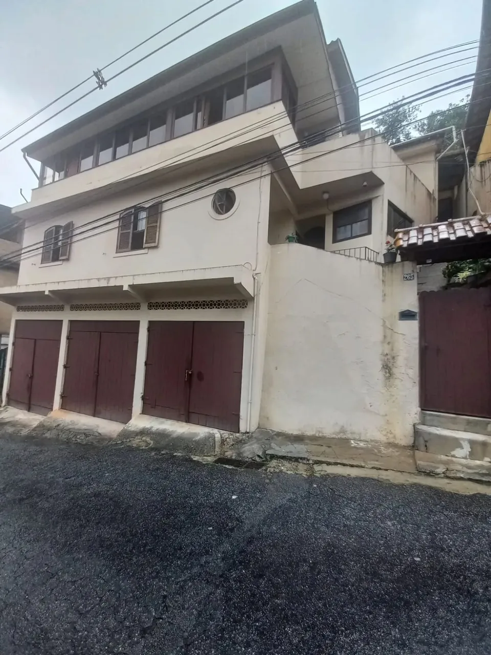 Alugo casa de 1 quarto no carangola c/ garagem - R$ 1.100,00