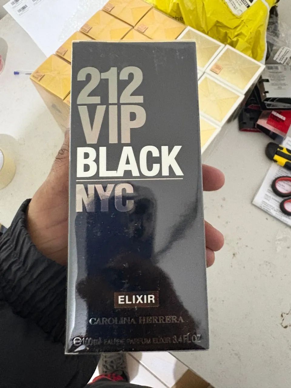 212 VIP Black Elixir Carolina Herrera 100ml - Foto 2