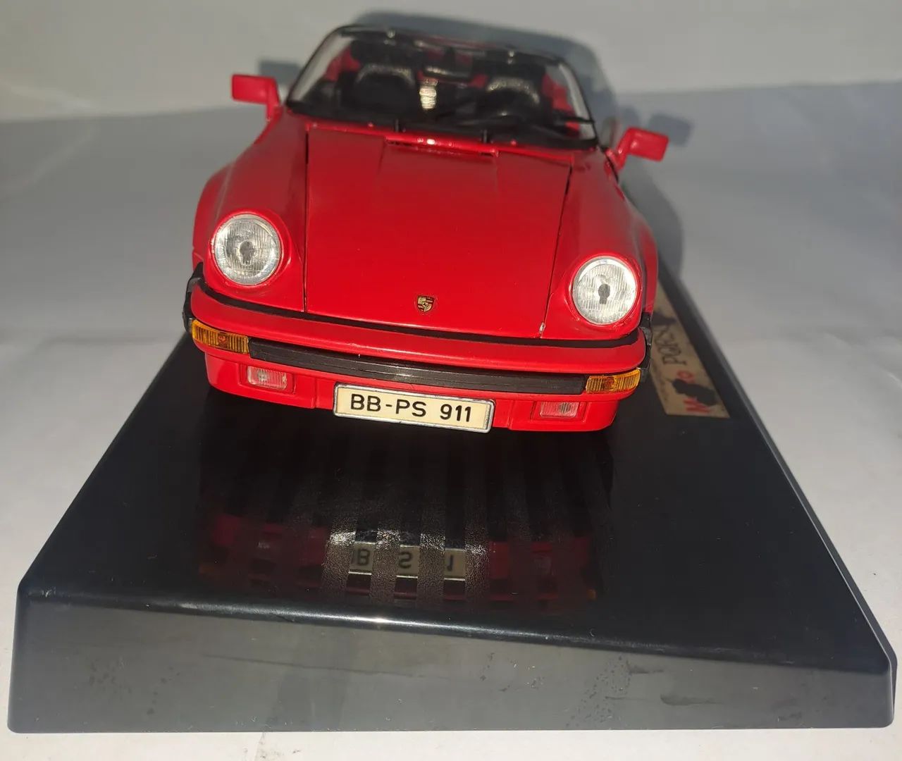 Maisto ポルシェ911 スピードスター(1989) 1/18 台座付き Maisto