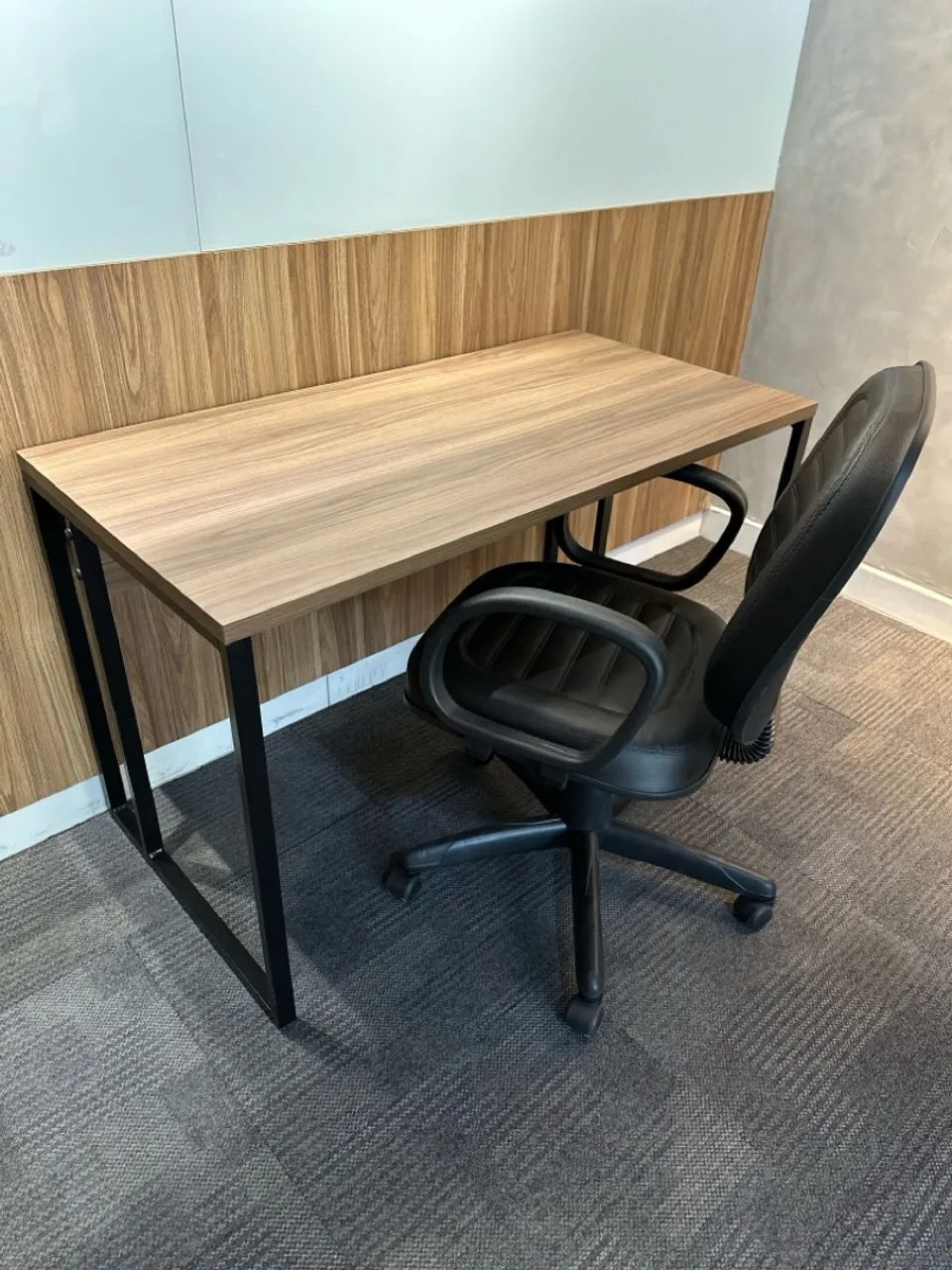Mesa com Cadeira de escritório com design moderno 