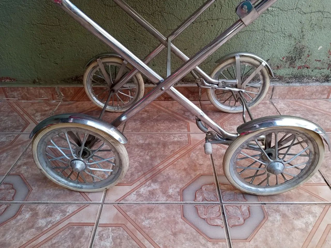 Carrinho antigo de bebê  - Foto 2