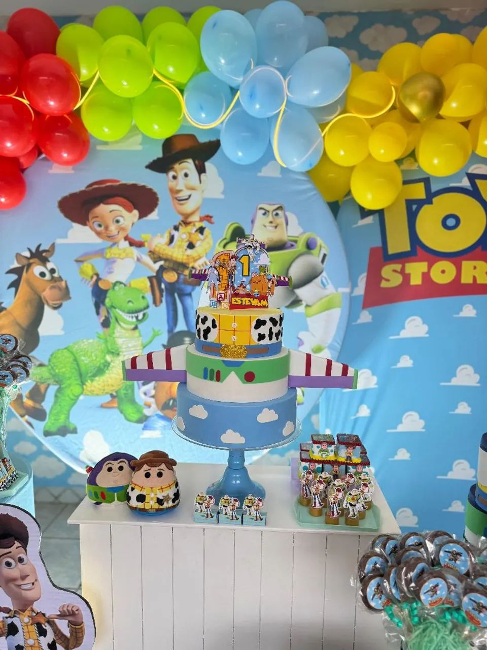 Bolo Fake a venda, tema Toy story. R$ 80,00