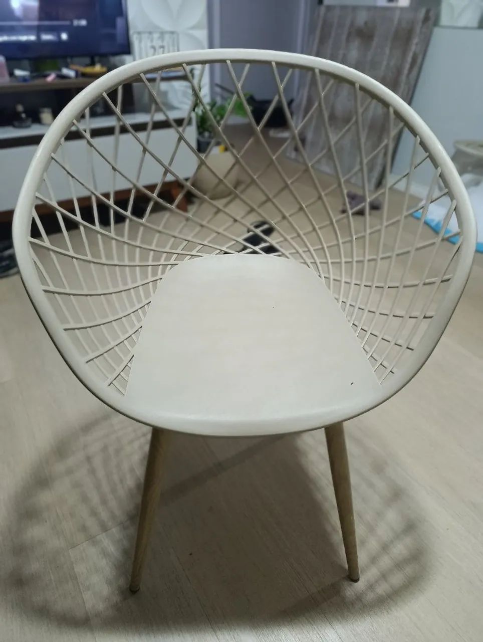 Cadeira moderna com desing vazado 