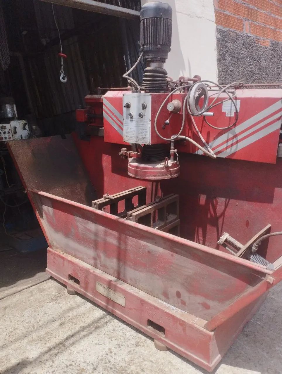 Vendo uma retifica para cabeçote de motor 