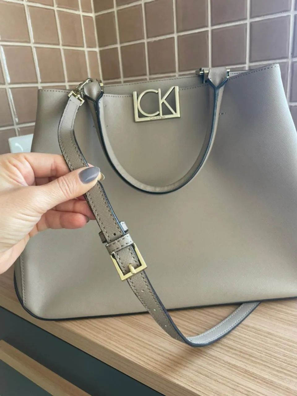 Bolsa calvin klein original bege média com alça ombro e alça transversal - Foto 2