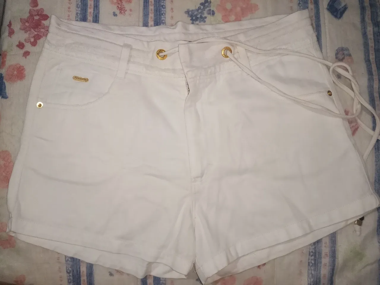 Short Branco Feminino com Detalhes Dourados