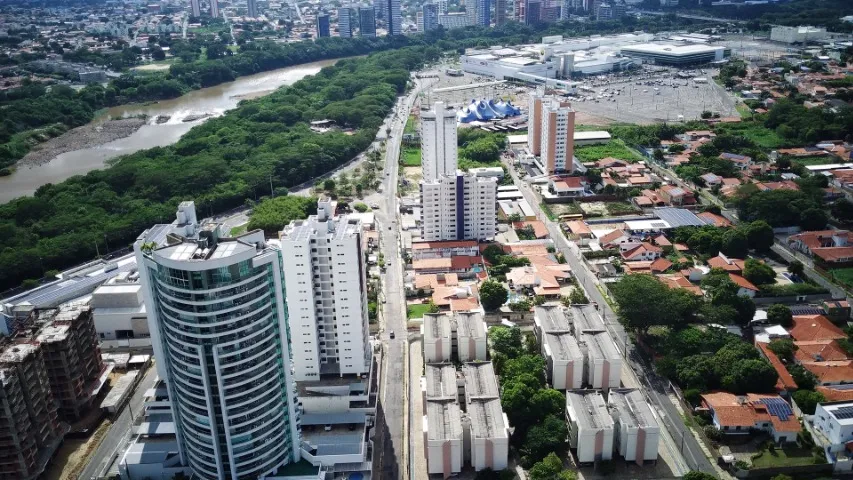 Aluga-se Galpão Comercial com Salas - Bairro Noivos