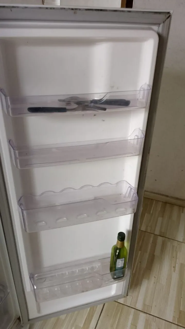 Geladeira compacta com prateleiras internas