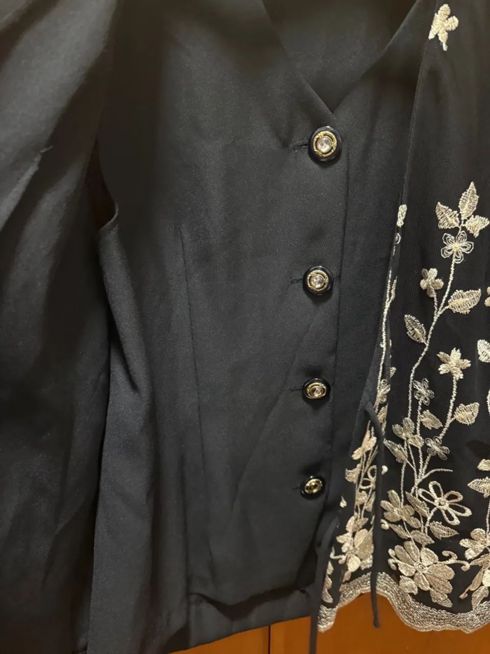 Blazer preto com bordado floral - Foto 3
