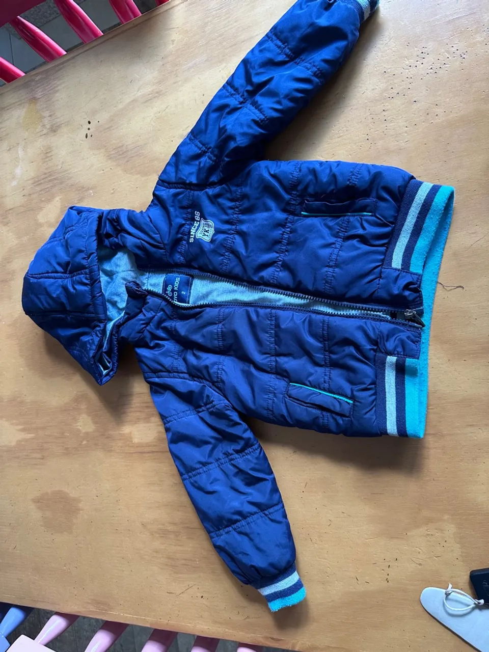 Casaco infantil azul com capuz