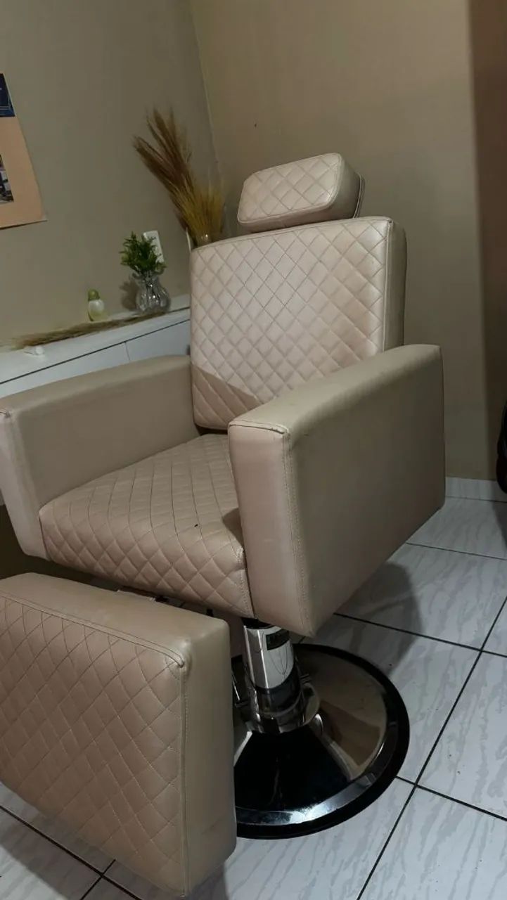 Cadeira de cabeleireiro com apoio para os pés