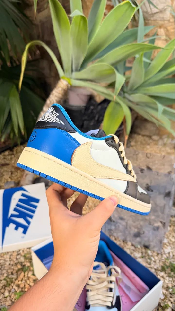 Nike Air Jordan 1 Low X Travis Scott X Fragment - Calçados