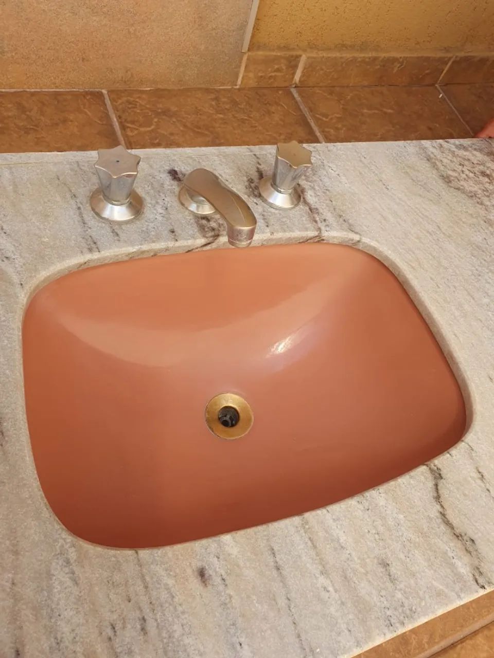 Pia de mármore com torneiras Celite - Foto 3