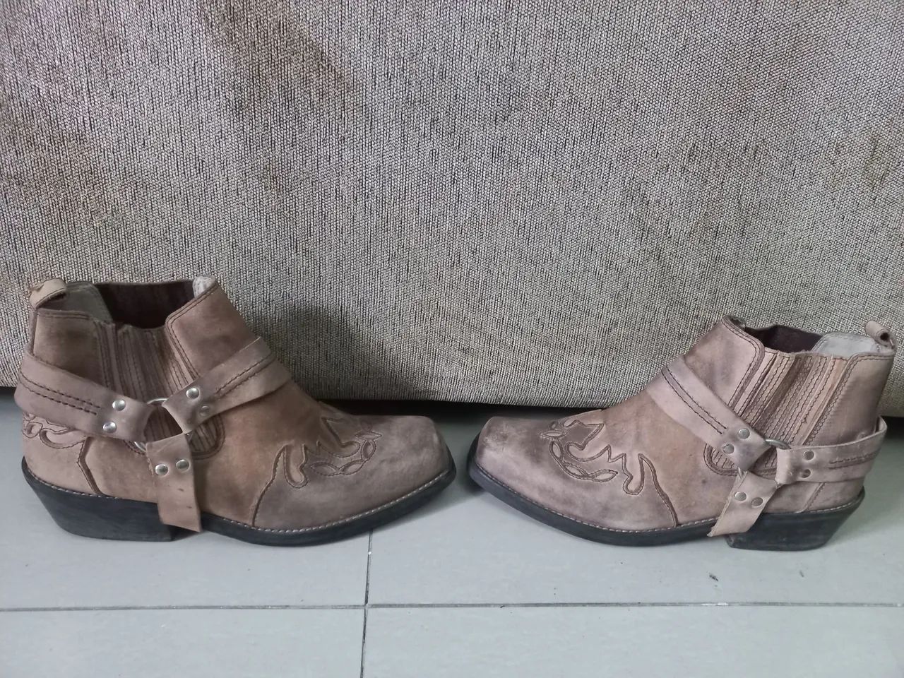 Botas de couro marrom com detalhes rajados - Foto 2
