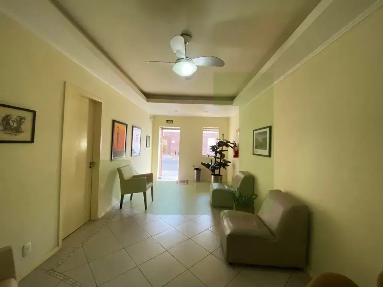 Casa comercial com peças bem amplas à venda no centro de São Leopoldo
