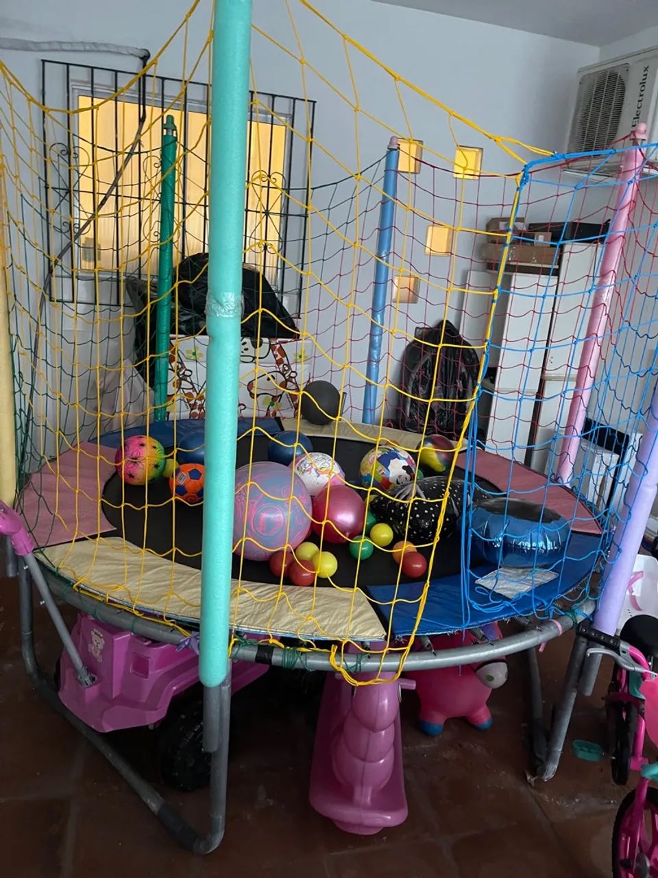 Trampolím infantil com rede de proteção - Foto 4