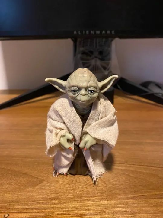 Boneco mestre yoda pvc com roupa em tecido