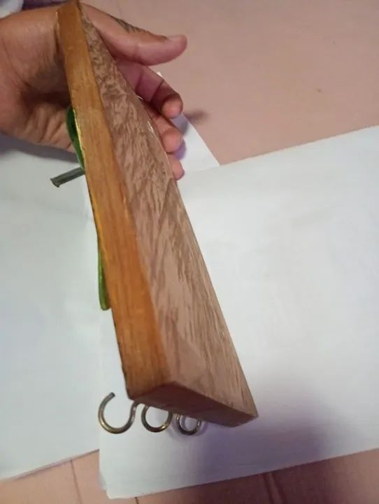 Vendo um Porta-Chaves de Madeira com Papagaio - Foto 4