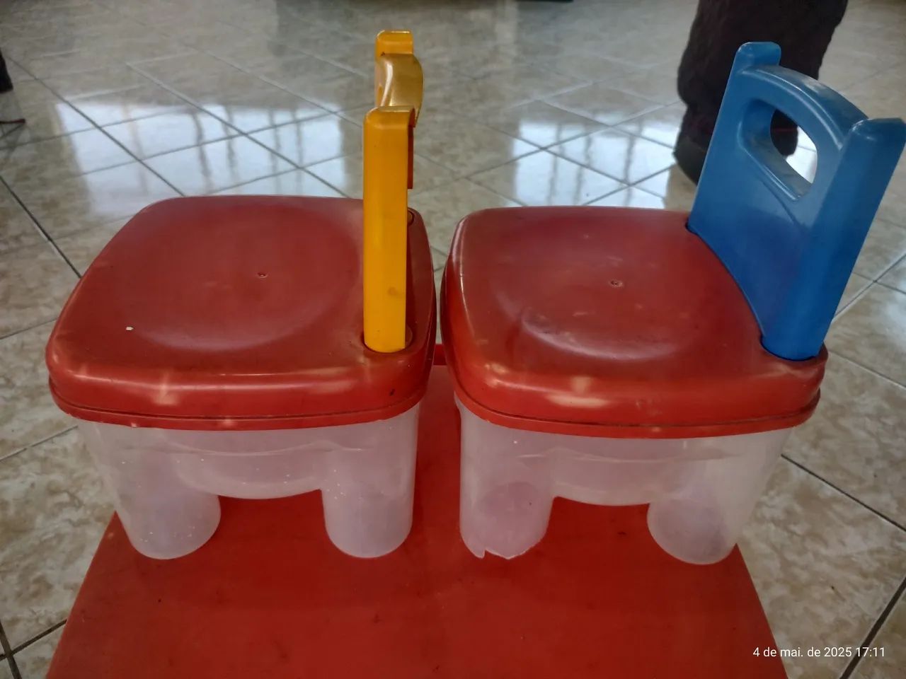 Mesa e cadeira infantil - Vermelha e amarela - Foto 2