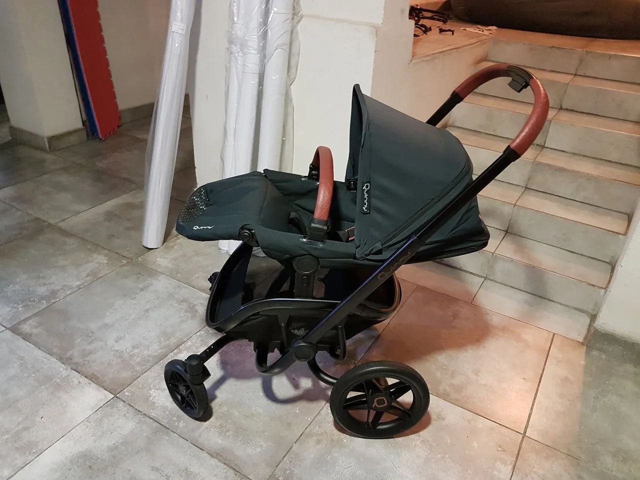 Carrinho de Bebê Quinny Vnc com capa de chuva